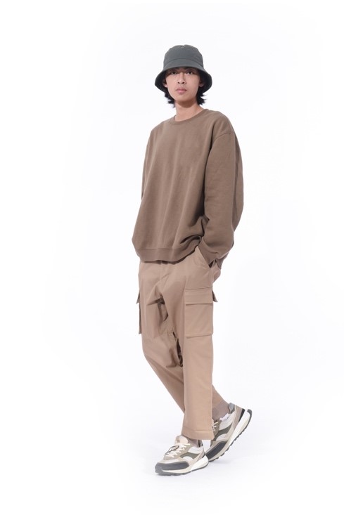 Referensi Outfit keren Buat Nonton Konser di Akhir Tahun 4TopiatauBucketHat.jpg