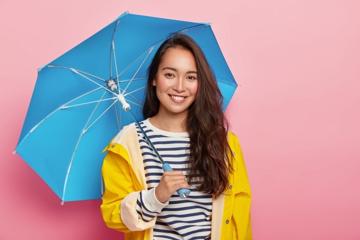 Referensi Outfit keren Buat Nonton Konser di Akhir Tahun 7AksesoriAntiHujanTambahan.jpg
