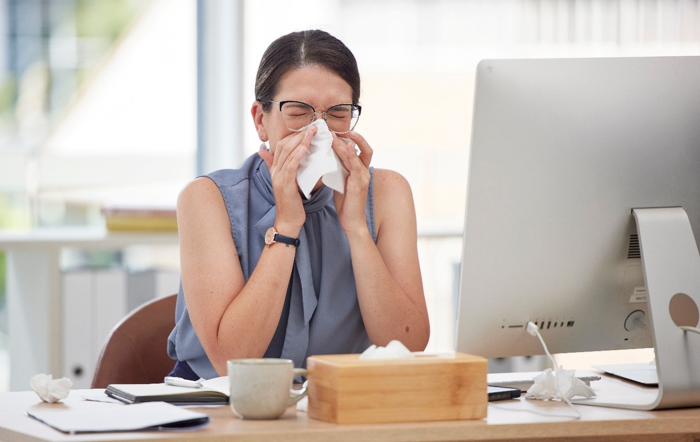 Sering Bersin Karena Kedinginan di Kantor? Ini Cara Mengatasi Gejala Pilek karena Alergi Dingin